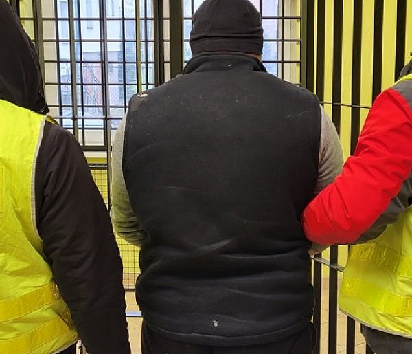Znęcali się nad 33-letnim mężczyzną. Wcześniej go uprowadzili-48426