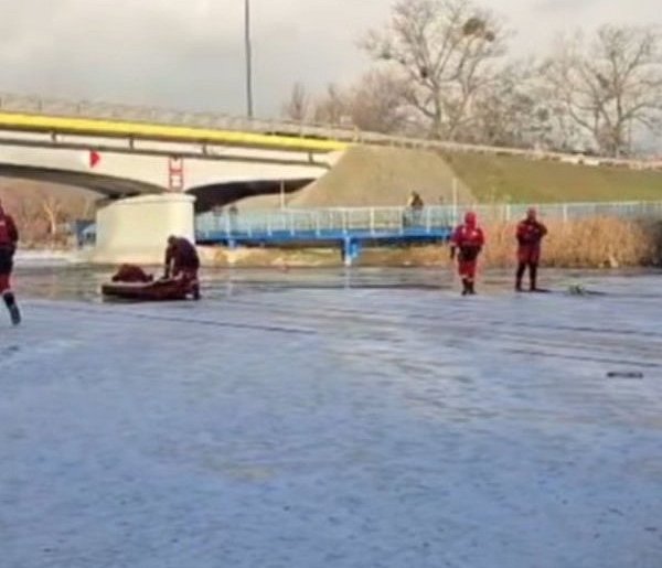 Ćwiczenia ratownictwa wodno-lodowego na Jeziorze Gopło w Kruszwicy [VIDEO]-48787