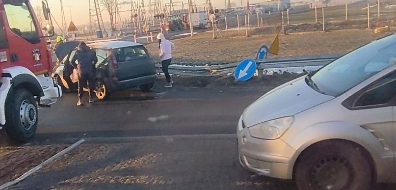 Z ostatniej chwili: Kolizja na rondzie w Kobylnikach. Trwa akcja służb