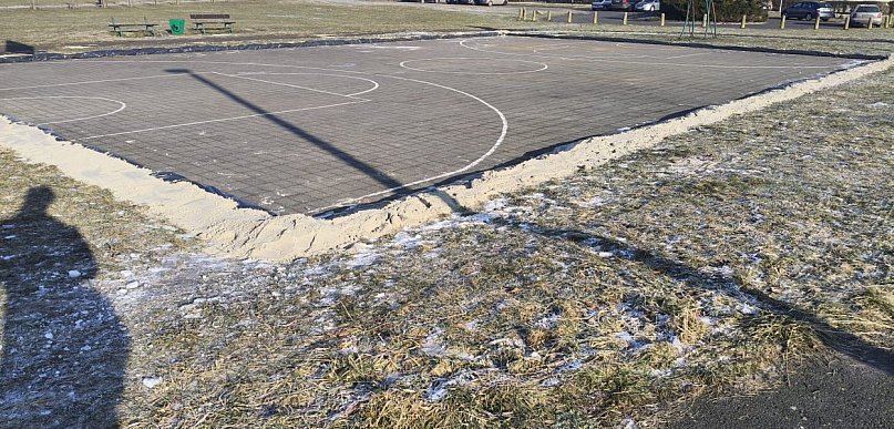 Na ferie atrakcja jak znalazł. Burmistrz: dziś ukończymy ślizgawkę