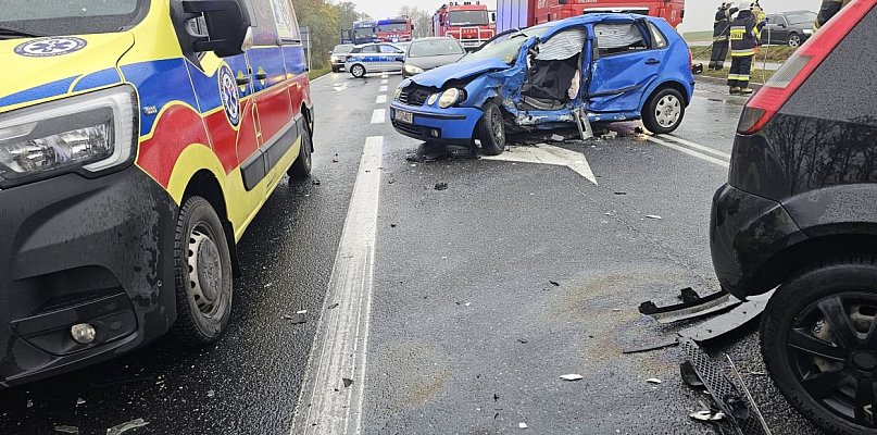 Zderzenie dwóch samochodów osobowych w Busewie. Trzy osoby ranne [FOTO] - 46997