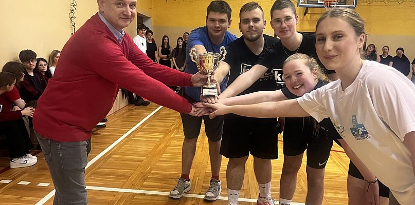 W ZSO Kruszwica odbył się Turniej Mikołajkowy o Puchar Dyrektora ZSO - 48144