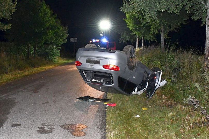 Trzy osoby w szpitalu po dachowaniu audi