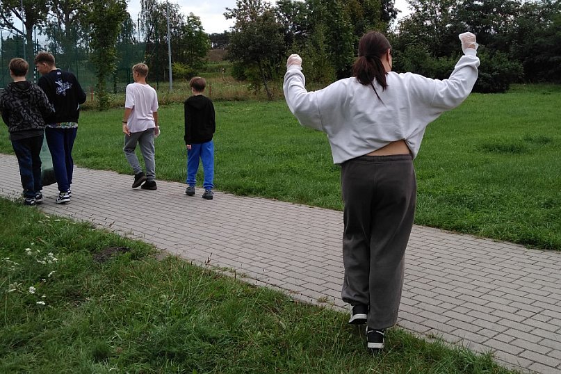 Uczniowie Szkoły Podstawowej w Chełmcach wzięła udział w akcji „Sprzątanie Świata&quot;