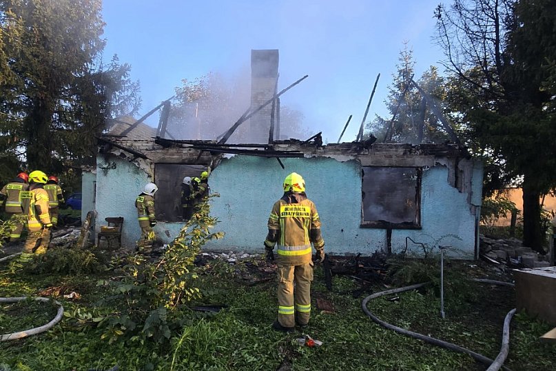 Giżewo: Pożar domu jednorodzinnego. Strażacy walczyli z ogniem [FOTO]