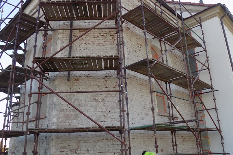 Chełmce: Remont elewacji prezbiterium i zakrystii w parafii św. Katarzyny