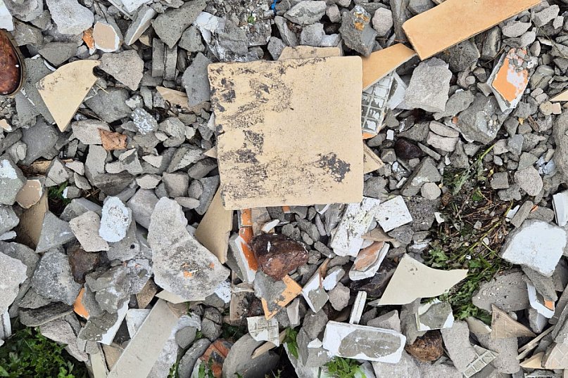 Nielegalny zrzut odpadów na plaży nad jeziorem Tryszczyń