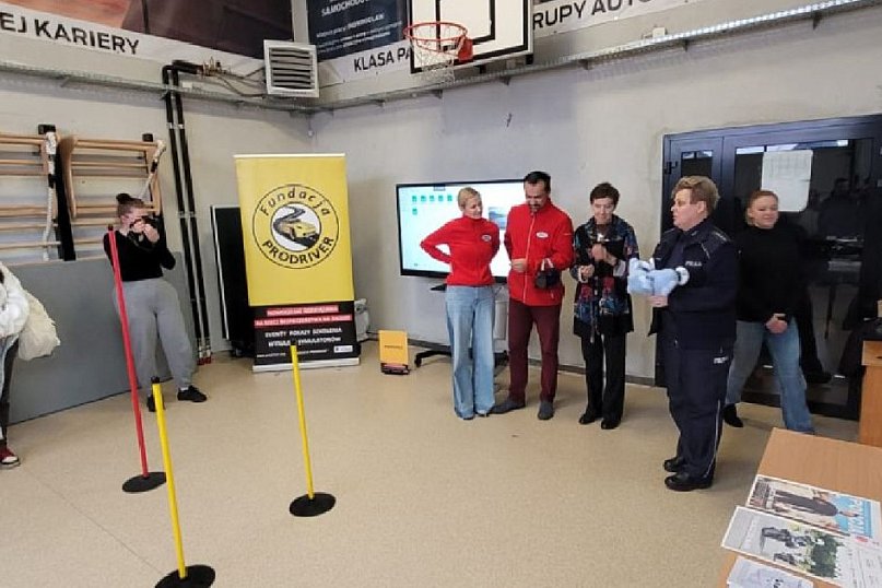 Policjanci z Inowrocławia wraz z przedstawicielami Fundacji Prodriver