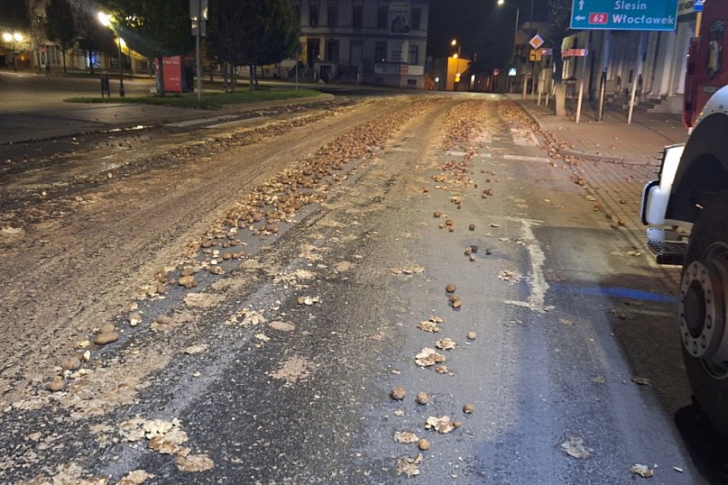 Rozsypane ziemniaki zablokowały DK62 w centrum Kruszwicy
