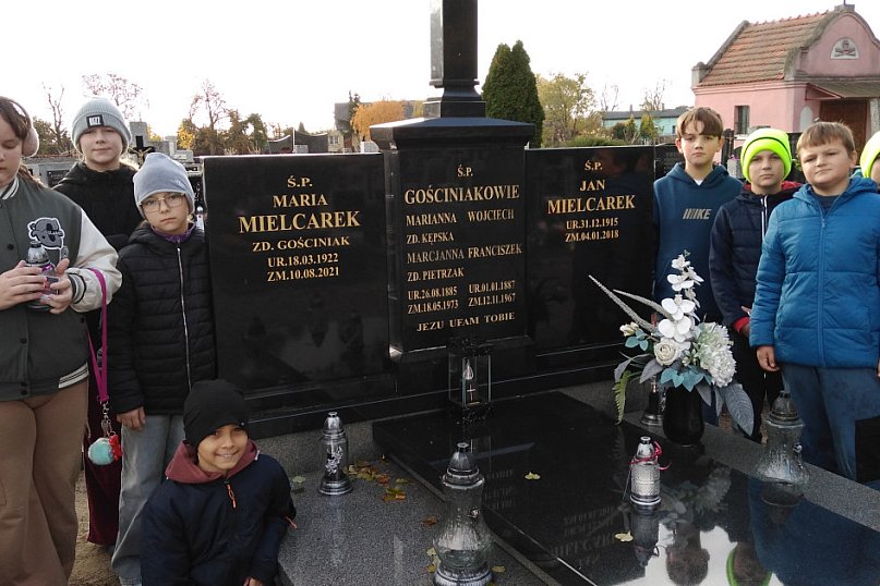 „A pamięć o nich trwać będzie…”. W Chełmcach odwiedzili groby bohaterów