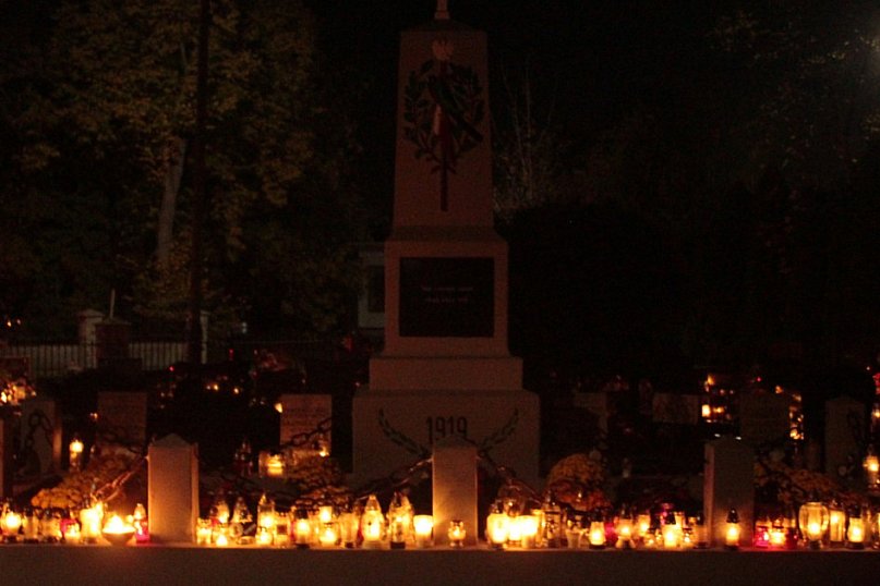 Wieczór na kruszwickim cmentarzu 2025