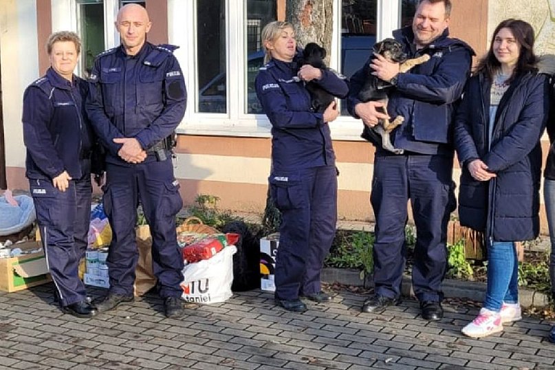 „Pomagamy i chronimy” również zwierzęta. Policjanci włączyli się w zbiórkę