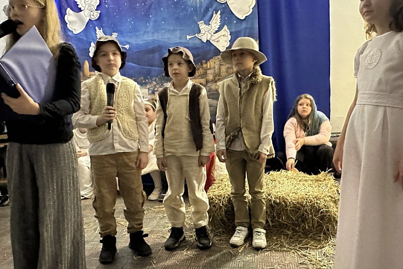 Kiedy wzruszenie spotyka się z radością – jasełka i kiermasz w szkole w Rusinowie!