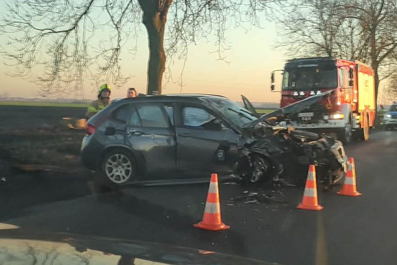 Kolejny wypadek pod Kruszwicą: Samochód uderzył w drzewo
