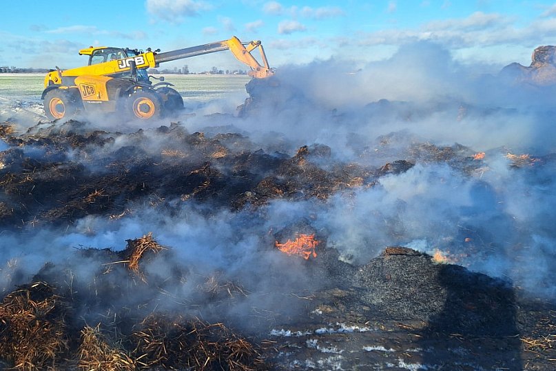 Karczyn: poranny pożar stogu [FOTO]