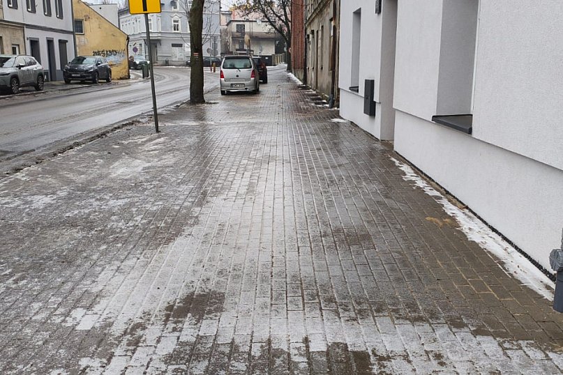 Ślisko na chodnikach w Kruszwicy. Taka aura panuje w całym kraju