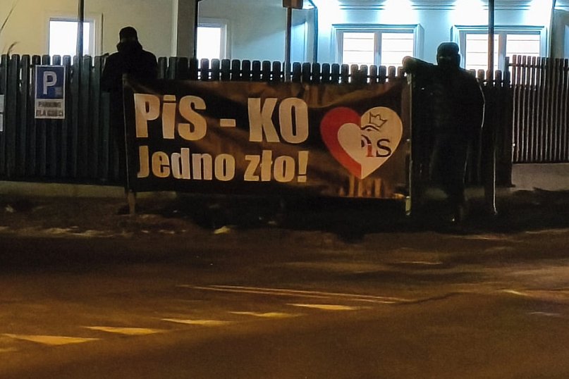 Zamaskowani protestujący czekają na Czarnka w Kruszwicy. Mają transparent [VIDEO]