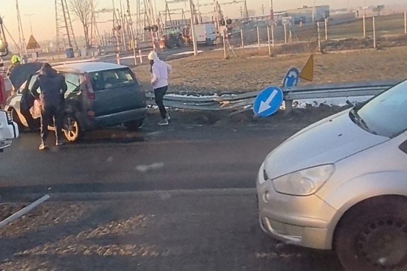 Z ostatniej chwili: Wypadek na rondzie w Kobylnikach. Trwa akcja służb