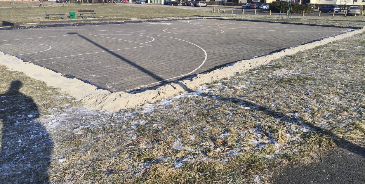 Na ferie atrakcja jak znalazł. Burmistrz: dziś ukończymy ślizgawkę