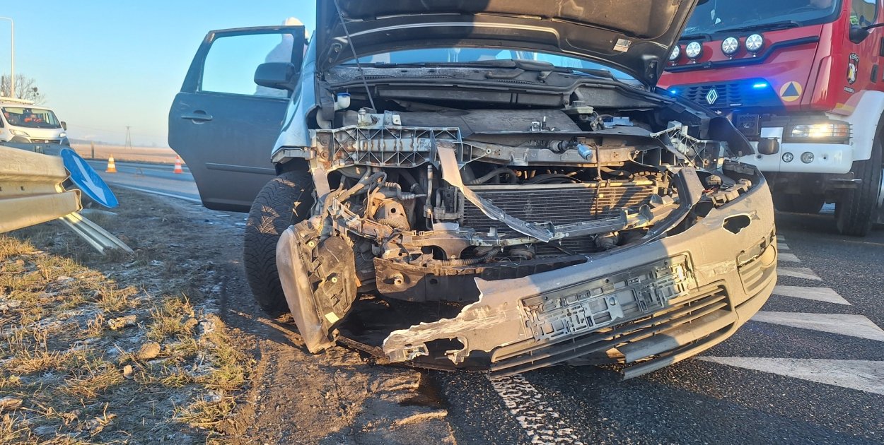 Kobylniki: Samochód osobowy uderzył w bariery ochronne