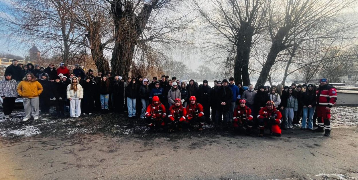 Pokazy ratownictwa lodowego dla młodzieży w Kruszwicy z udziałem uczniów ZSO